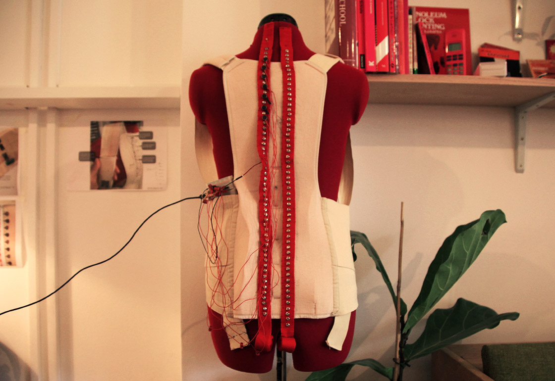 Electronic vibration motors on a mannequin